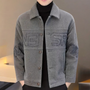 Graue Herrenjacke, Wollmischung, Knopfleiste, gesticktes Logo, modisch, warm, Herbstmode.