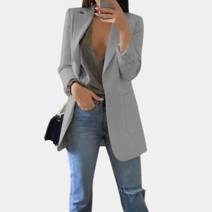 Grauer Damenblazer, elegant, lang, mit Taschen, kombiniert mit Jeans, modisch, Business-Look.