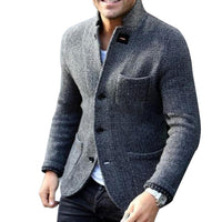 Graues Herren-Strickjacke, Knopfverschluss, elegantes Design, Freizeitmode, Herbstbekleidung.
