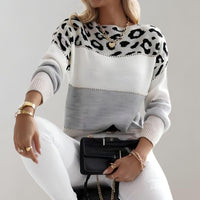 Damenpullover mit Leopardenmuster, grau-weiß, modisch, Strick, Herbstmode, elegant.