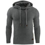 Grauer Strickpullover mit Kapuze, Herrenmode, warm, stilvoll, Winterbekleidung, Freizeitlook.
