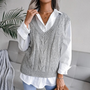 Frau trägt grauen Strickpullover über weißer Bluse, modisch, elegant, Herbstmode.