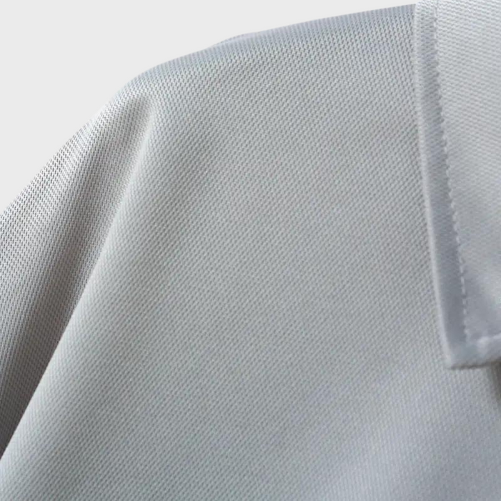 Graues Poloshirt aus Baumwolle, Nahaufnahme, Textur, Herrenmode, elegantes Design.