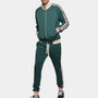 Grüner Trainingsanzug mit Streifen, Herrenmode, Reißverschlussjacke, Jogginghose, sportlich.