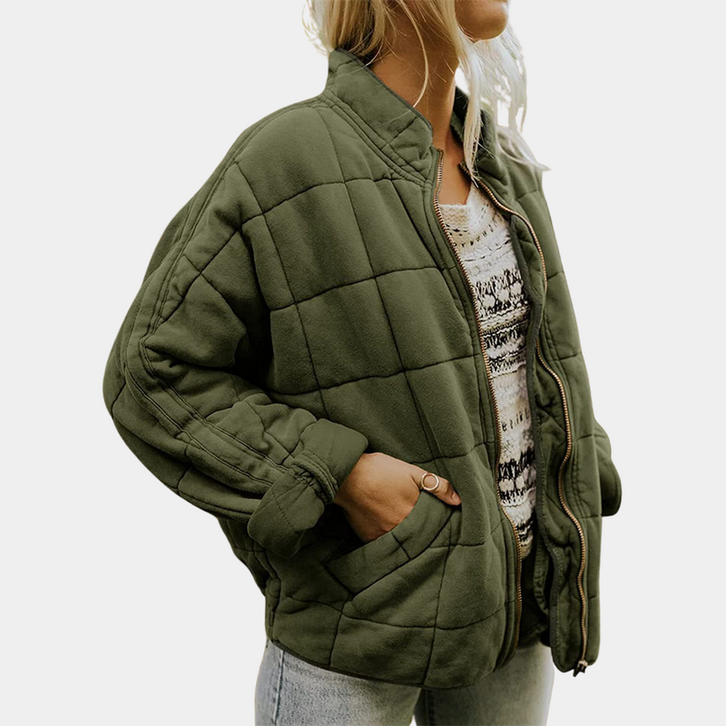 Frau in olivgrüner Steppjacke, lässig, warm, modisch, Herbstmode, Outdoor-Bekleidung.