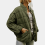 Frau in olivgrüner Steppjacke, lässig, warm, modisch, Herbstmode, Outdoor-Bekleidung.