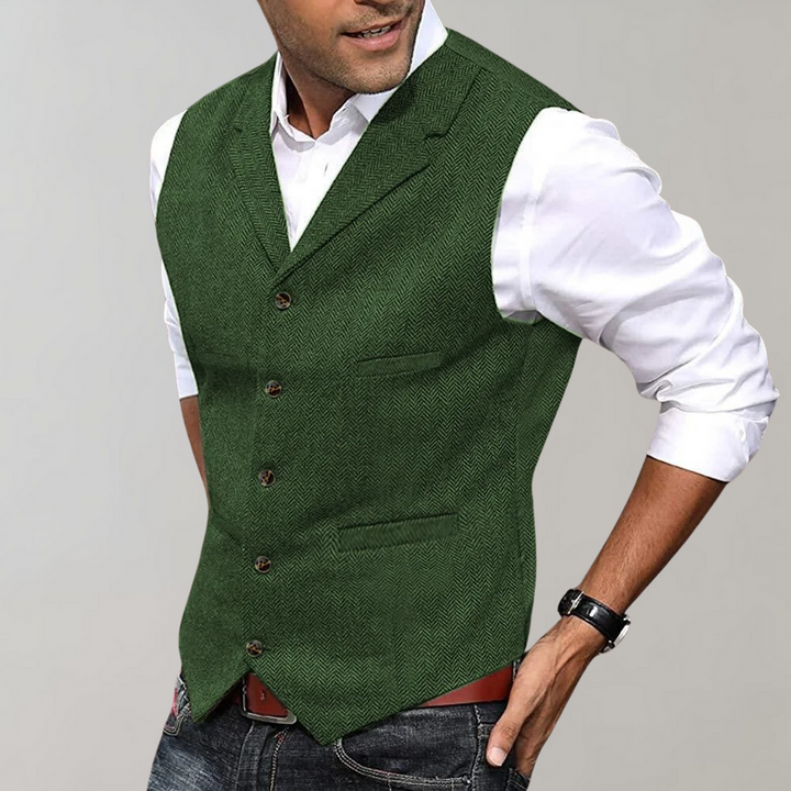 Mann trägt grüne Tweed-Weste, weißes Hemd, Jeans; elegante Herrenmode.