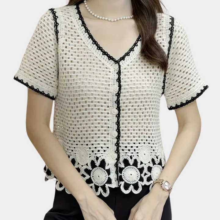 Damen Häkelbluse, weiß mit schwarzem Rand, V-Ausschnitt, Blumenmuster, Sommermode.