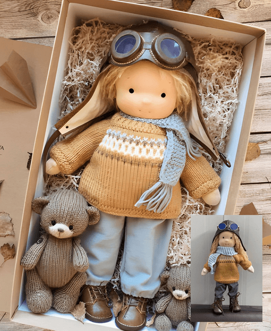 Puppe im Fliegerlook mit Schutzbrille, Strickpullover und Schal, im Karton mit zwei Strickbären, kleines Zusatzfoto 1