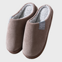 Braune Hausschuhe aus Stoff mit weichem Futter, ideal für Komfort und Wärme im Winter.