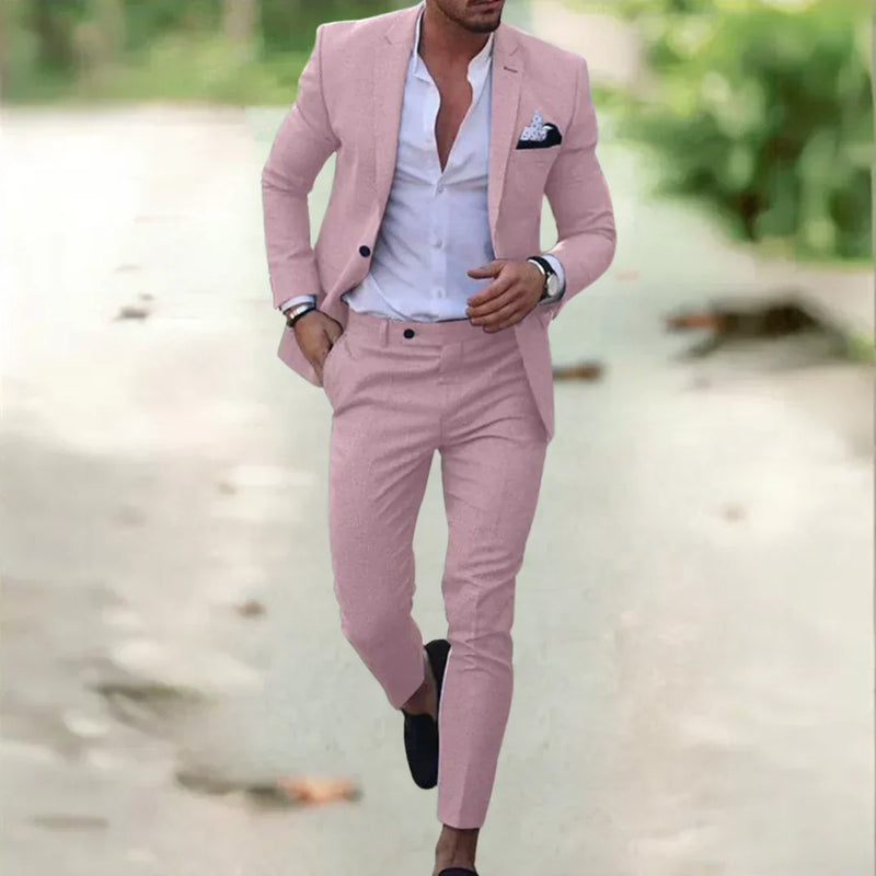 Mann im rosa Anzug, weißes Hemd, schwarze Schuhe, stilvolle Herrenmode, eleganter Look.