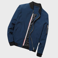 Dunkelblaue Herren-Bomberjacke, Reißverschluss, Rippstrickbündchen, modisch, vielseitig.