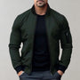 Grüne Herren-Bomberjacke, Reißverschluss, schwarzes Shirt, modisch, lässig, Herbstbekleidung.