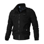 Schwarze Herren-Bomberjacke, Reißverschluss, Taschen, stilvoll, modisch, Freizeitkleidung.