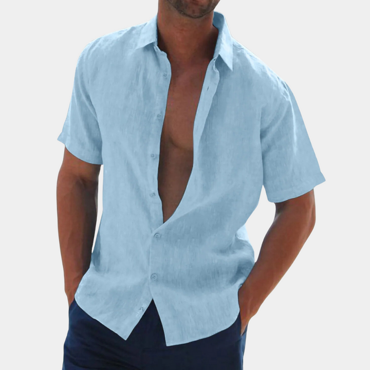 Herrenhemd aus Leinen, himmelblau, kurzärmelig, lässig, Sommermode.