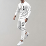 Weißer Herren-Trainingsanzug mit Karo-Muster, Langarmshirt und Jogginghose, sportlich, bequem.