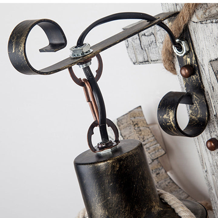 Detailaufnahme einer maritimen Holz-Anker-LED-Lampe mit Metallverzierungen, Vintage-Stil.