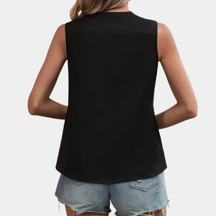 Frau in schwarzem ärmellosen Top und blauen Jeansshorts, Rückansicht, Sommermode.