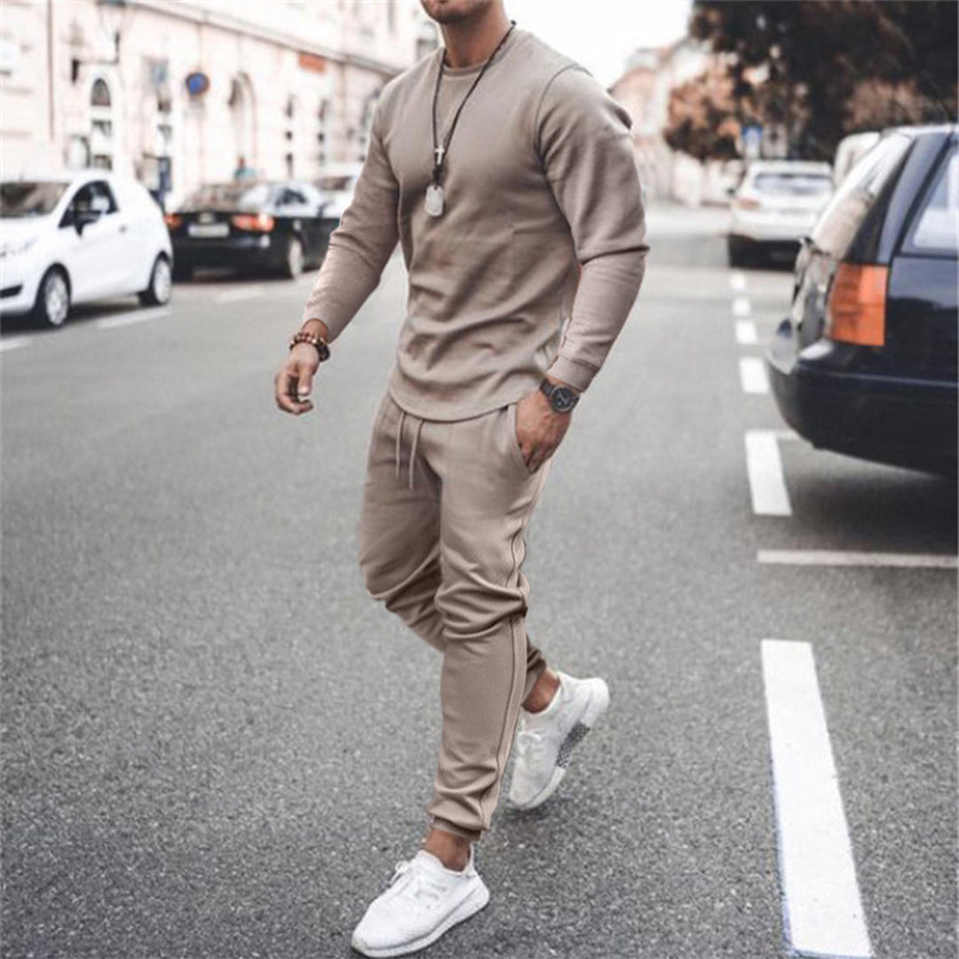 Mann in khakifarbenem Jogginganzug auf Straße, sportlich, lässig, Herrenmode, Freizeitkleidung.