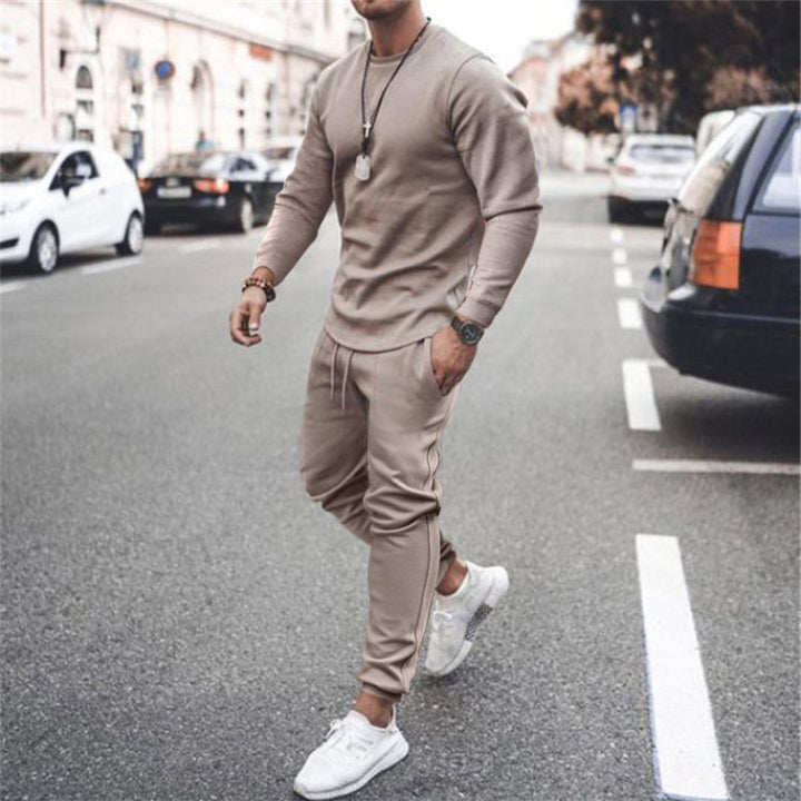 Mann in khakifarbenem Jogginganzug auf Straße, sportlich, lässig, Herrenmode, Freizeitkleidung.