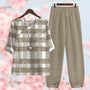 Beige Damen Pyjama-Set, kariertes Oberteil, florales Muster, bequeme Hose, Freizeitkleidung.