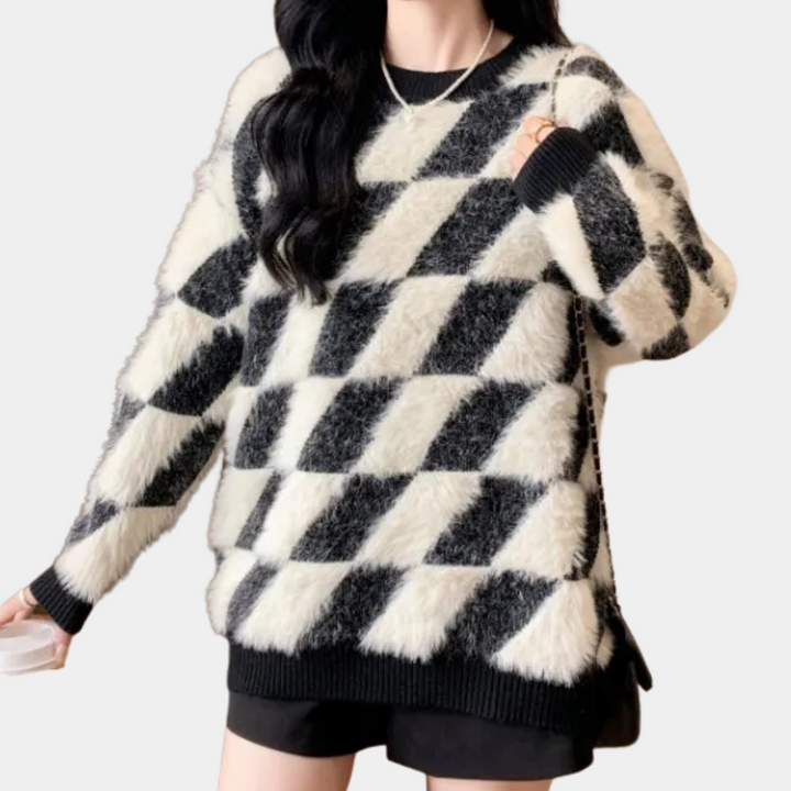 Schwarz-weiß karierter Pullover, Damenmode, weiches Material, lässiger Stil, Herbst-Winter.