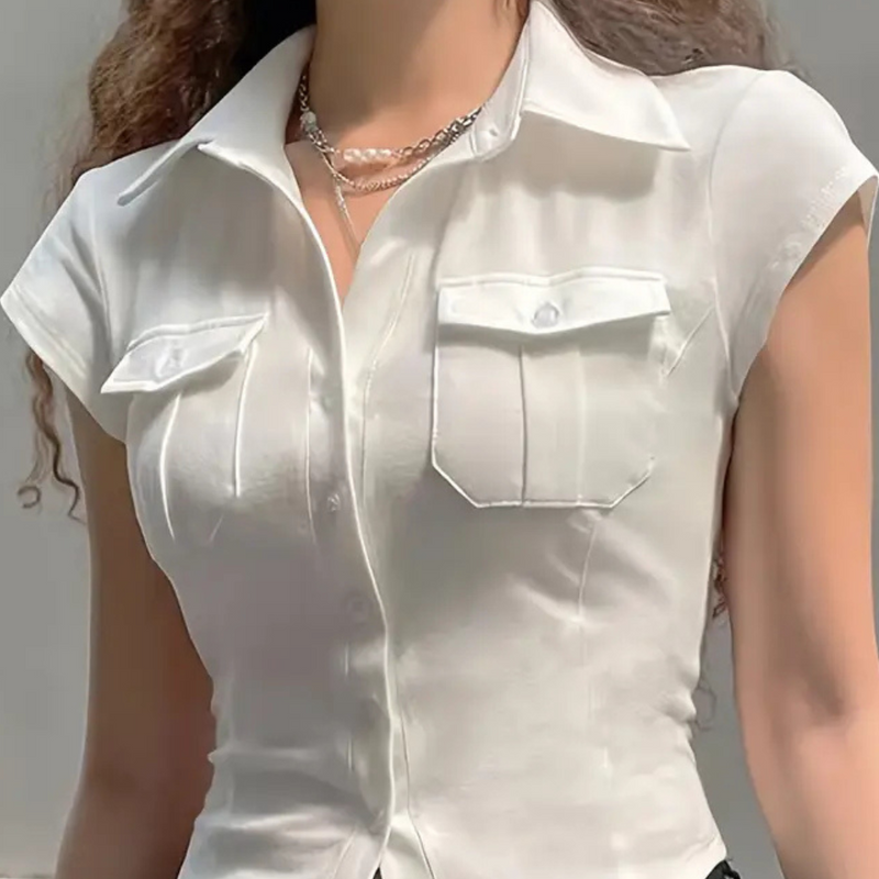 Weiße Damenbluse mit kurzen Ärmeln, tailliert, aus Baumwolle, elegantes Design.