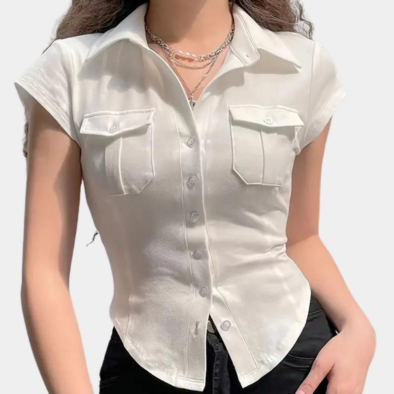 Weiße Damenbluse mit kurzen Ärmeln, tailliert, Knopfleiste, Brusttaschen, elegantes Design.