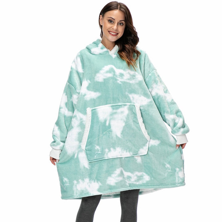Frau in mintgrünem Hoodie-Decke mit Kängurutasche, gemütliche Übergröße, weiches Fleece.