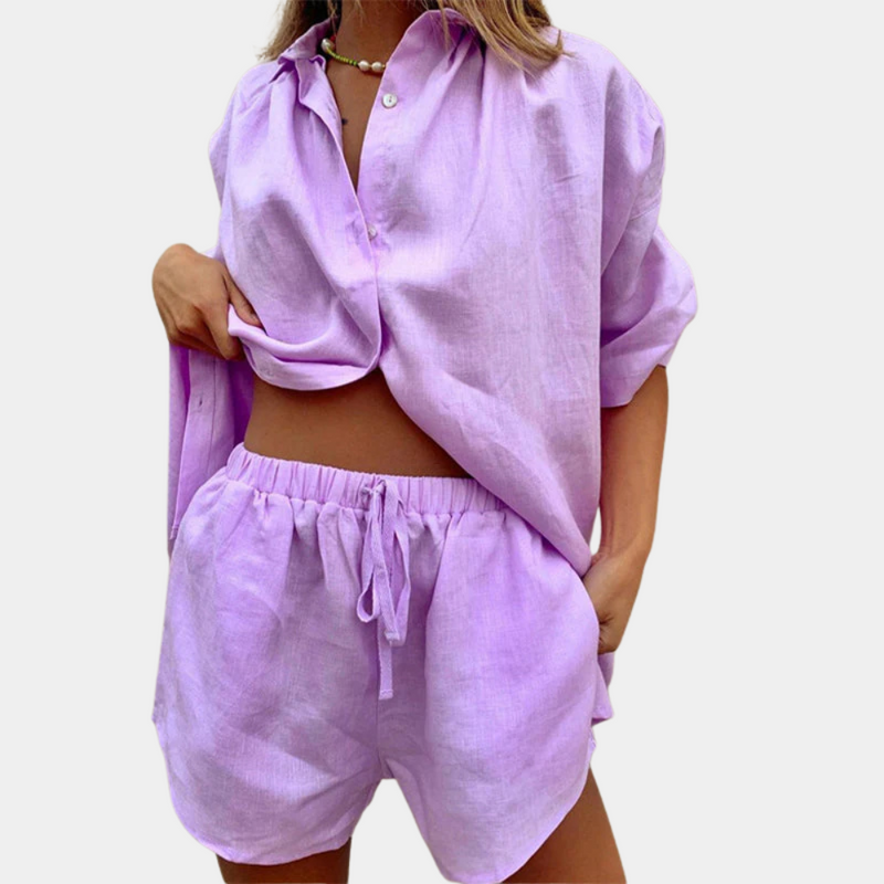 Frau in lila Leinen-Set, bestehend aus Hemd und Shorts, Sommermode, Freizeitkleidung.