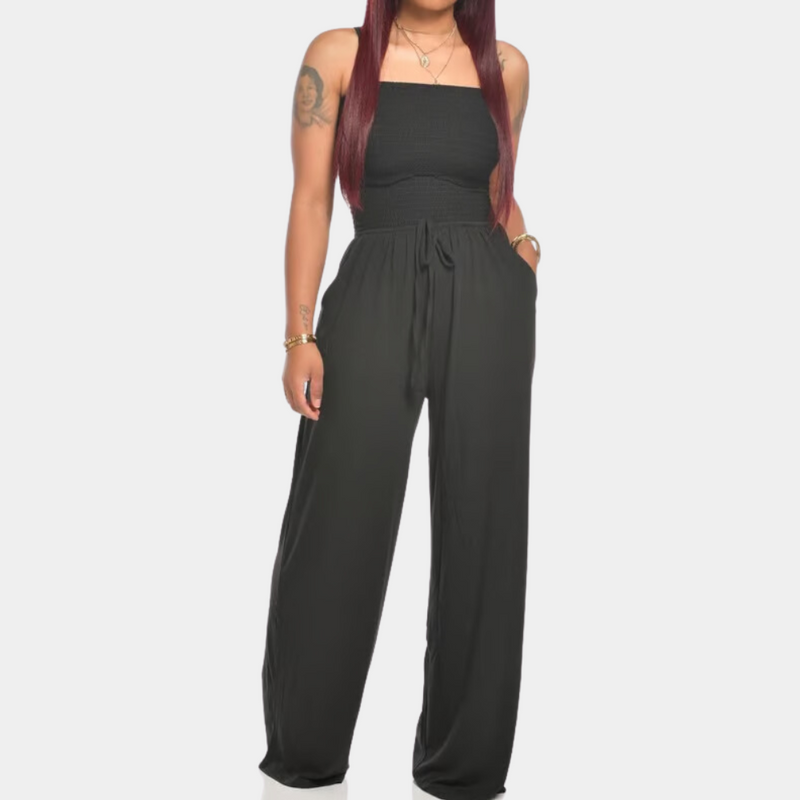 Frau in schwarzem Jumpsuit, ärmellos, mit weitem Bein, modisch, elegant, Freizeitkleidung.