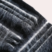 Schwarzer Wollpullover mit weißen Streifen, weiches Material, modisches Design.