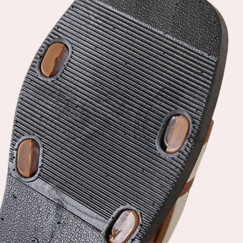 Schwarze Gummisohle mit rutschfesten Noppen, Detailansicht, Schuhsohle, robust, langlebig.