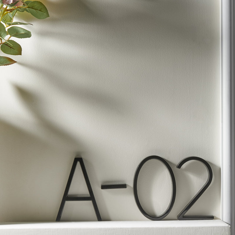 Moderne schwarze Hausnummern mit schwebendem Design – Numbré