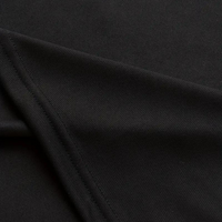 Schwarzes Herren-Poloshirt aus Baumwolle, Nahaufnahme Stoffstruktur.