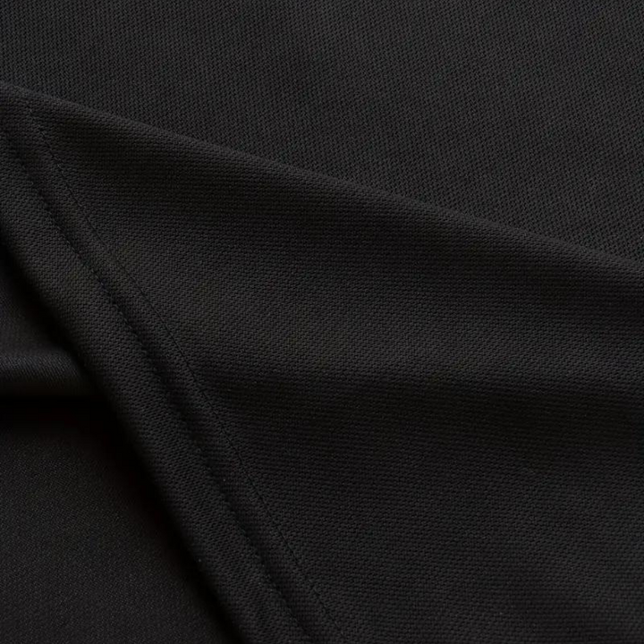 Schwarzes Herren-Poloshirt aus Baumwolle, Nahaufnahme Stoffstruktur.