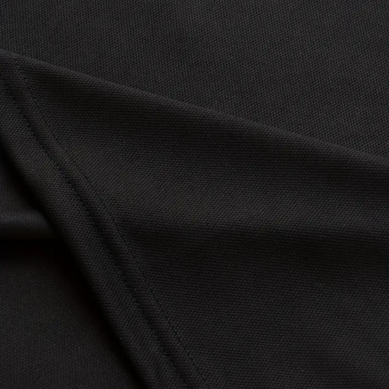 Schwarzes Herren-Poloshirt aus Baumwolle, Nahaufnahme Stoffstruktur.