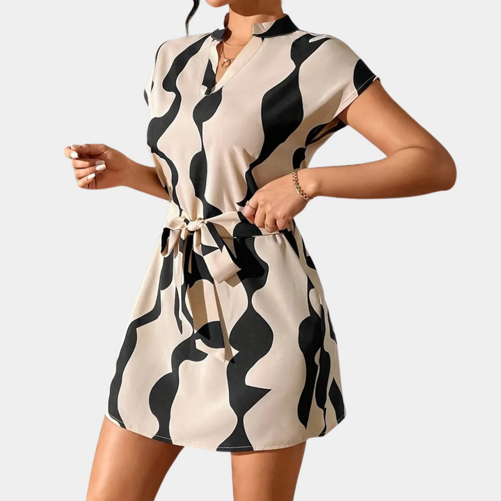 Damenkleid mit schwarz-weißem Muster, kurzärmelig, V-Ausschnitt, Gürtel, Sommermode.