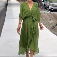 Losfallende Maxi-Kleid mit V-Ausschnitt – Elara