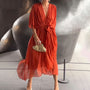 Losfallende Maxi-Kleid mit V-Ausschnitt – Elara