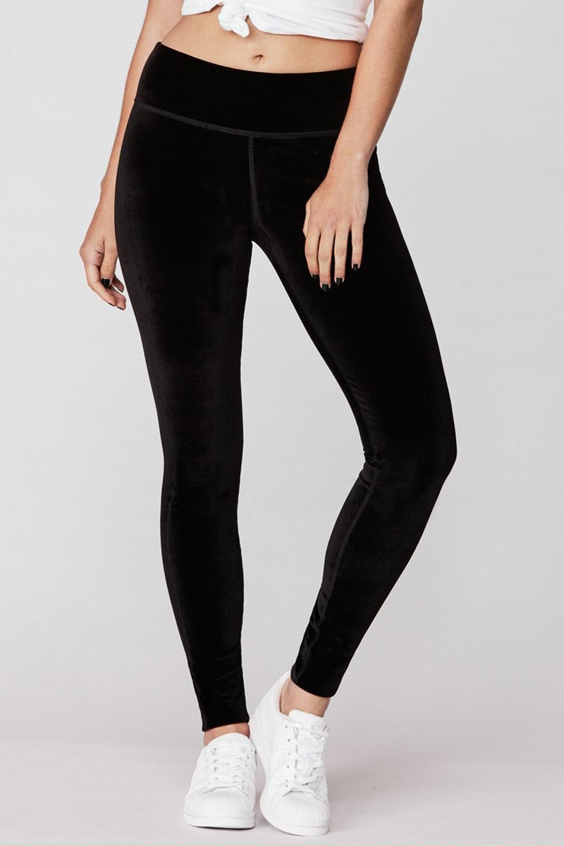 Schwarze Samtleggings für Damen, bequem, modisch, ideal für Freizeit und Sport.